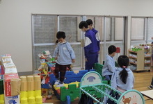 写真 年中児と遊ぶ中学生