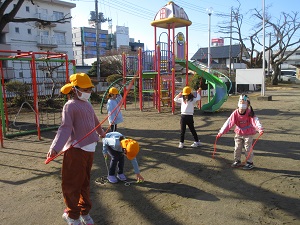 写真：つき組のなわとび