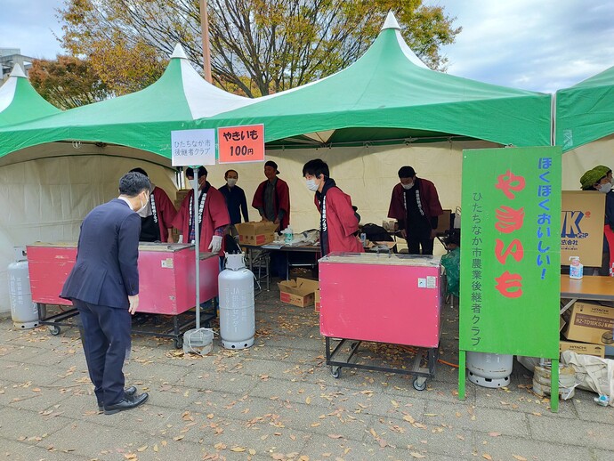 写真：会場を視察する大谷市長