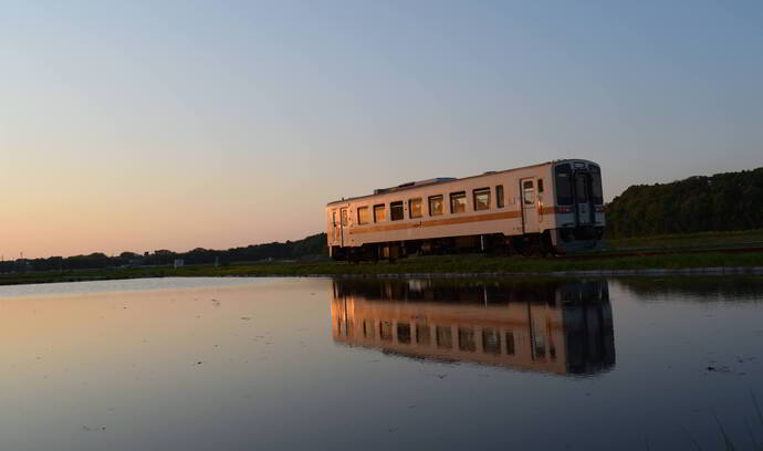 田んぼの水鏡に映る湊線