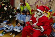 写真 サンタさんを見上げる年少児