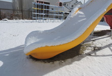 写真 雪の積もった滑り台