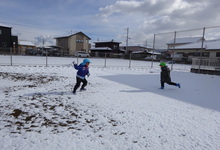 写真 雪合戦をする幼児