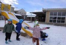 写真 雪遊びをする幼児