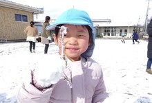 写真 つららを見つけた幼児