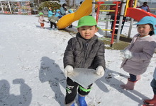 写真 氷を見つけた幼児