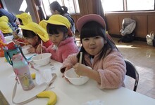 写真 お餅を食べる女児