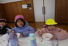 写真 お餅を食べる園児