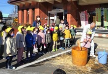 写真 餅つき体験をする園児