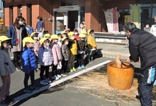 写真 餅つきをする園長先生