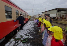 写真 ひたちなか海浜鉄道の説明を聞く園児たち