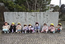 写真 大丸屋の看板の前にいる園児