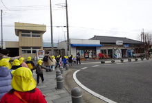 写真 那珂湊駅に到着した幼児たち