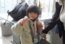 写真 干しイモアイスを試食する幼児