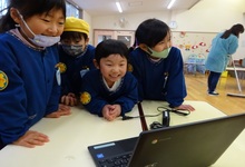 写真 タブレットをみる幼児たち