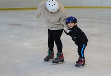 写真 先生と滑る幼児