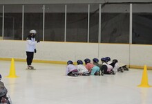 写真 氷の上をハイハイする幼児