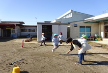 写真 長縄をする女児