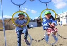 写真 遊具で遊ぶ女児