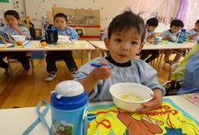 写真 うどんを食べる年少児