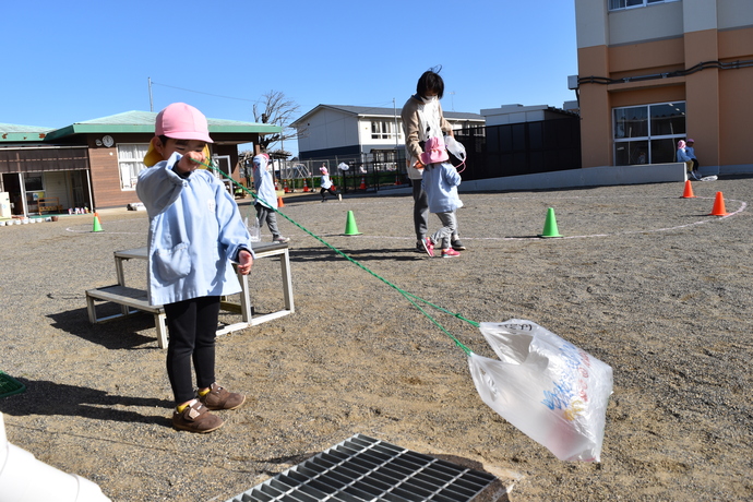 レジ袋の凧を揚げる幼児