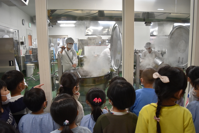 給食室をのぞき込む園児たち