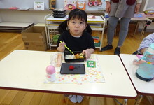 写真 お弁当を食べる幼児