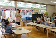 写真 実習生の話を聞く3歳児