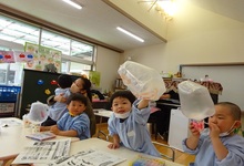 写真 作ったものを見せる3歳児