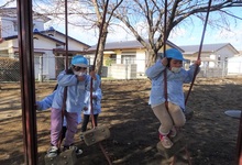 写真 総合遊具で遊ぶ園児