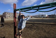 写真 雲梯に挑戦する4歳児