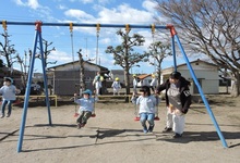 写真 ブランコで遊ぶ園児