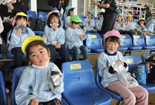 写真 おにぎりを食べる幼児