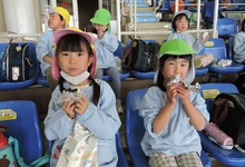 写真 おにぎりを食べる幼児