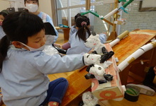 写真 室内で遊ぶ年中児