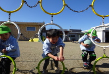 写真 さらに真似をする幼児