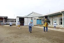 写真 縄跳びを練習する年中児