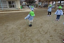 写真 縄跳びで遊ぶ年少児