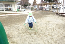 写真 縄跳びで地面に模様をつけて楽しむ年少児