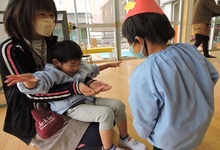 写真 友達に豆をぶつける幼児