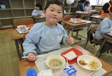 写真 ブイサインをする幼児