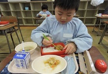 写真 給食を食べる男児