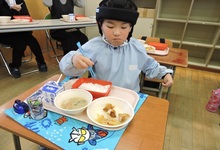 写真 給食を食べる幼児