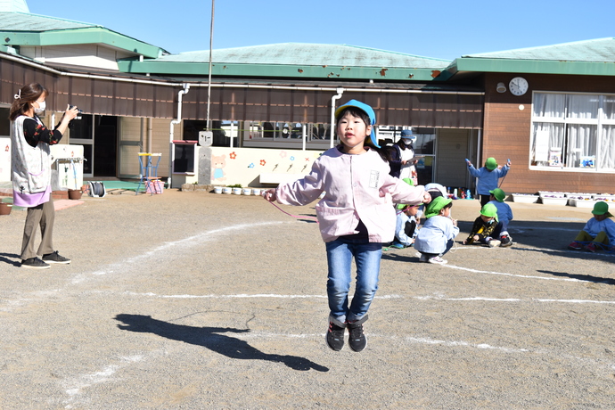 縄跳びを跳ぶ園児