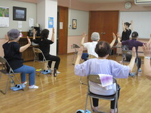 写真：大きく胸を開くストレッチ