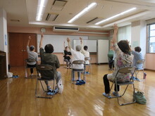 写真：腕を伸ばしてひねる