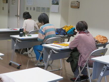 写真：受講者が自由画を描いている様子