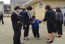 写真 お別れをする卒園児