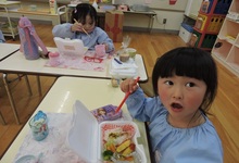 写真 お子様弁当を食べる年少児