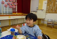 写真 ケーキを食べる園児